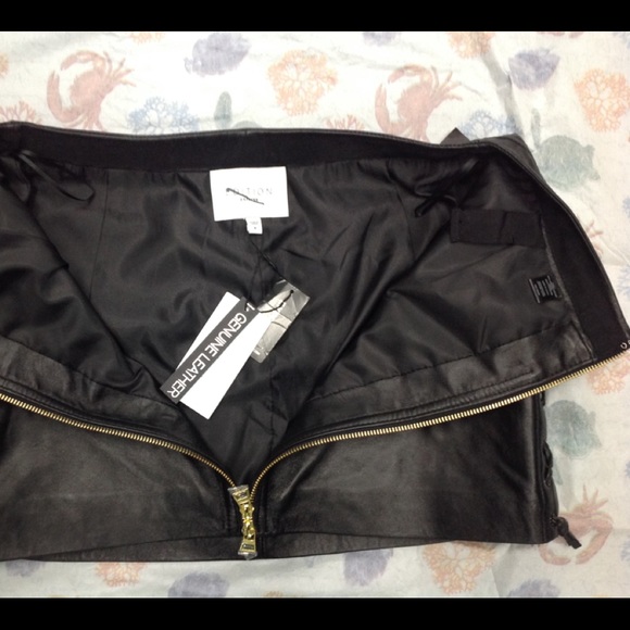 NEW WITH TAGS EXPRESS 100% LEATHER MINI SKIRT - Picture 5 of 8